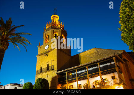 Santa Maria la Mayor chiesa al crepuscolo. Città monumentale di Ronda. Provincia di Malaga in Andalusia. Spagna del sud Europa Foto Stock