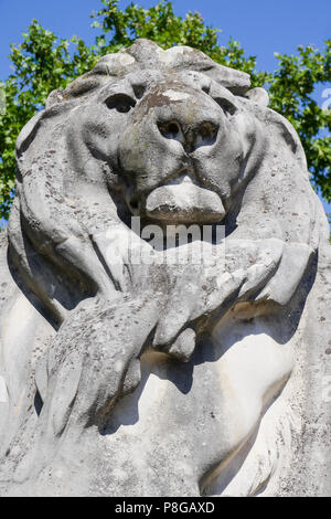 In pietra statua di un leone, Collonges au Mont d'Or, Francia Foto Stock