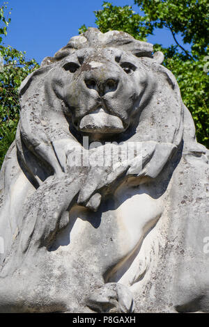 In pietra statua di un leone, Collonges au Mont d'Or, Francia Foto Stock