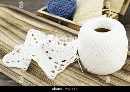 Ancora in vita con centrino a crochet e filo bianco Foto Stock