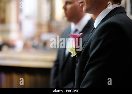 Boutonniere di nozze su suit jacket di groom Foto Stock