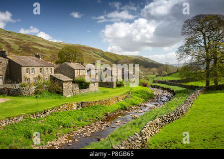 Regno Unito, Inghilterra, Yorkshire, Swaledale, Thwaite, case di villaggio a fianco di paglia Beck Foto Stock