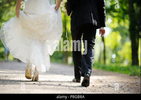 Sposa e lo sposo le gambe a piedi