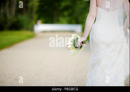 Azienda sposa Bella bianca wedding bouquet di fiori Foto Stock