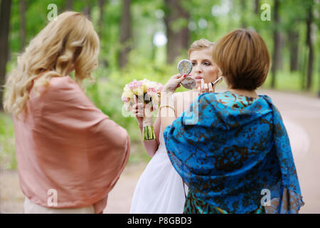 Bella Sposa ottenere pronto per una cerimonia di nozze Foto Stock