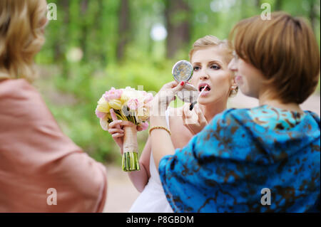 Bella Sposa ottenere pronto per una cerimonia di nozze Foto Stock