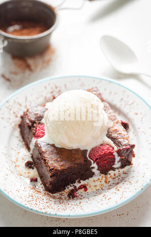 Lampone brownie al cioccolato con gelato alla vaniglia, creme Foto Stock