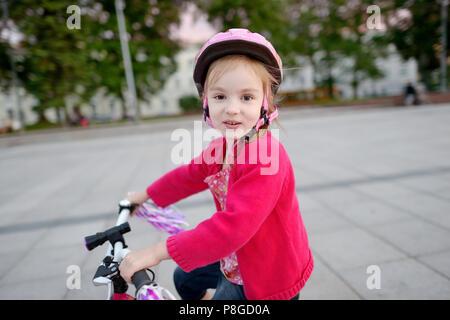 Adorabile ragazza in sella a una moto sulla bellissima giornata estiva Foto Stock