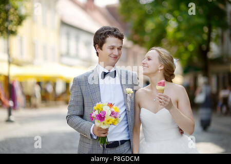 Felice sposa e lo sposo che si diverte in città Foto Stock