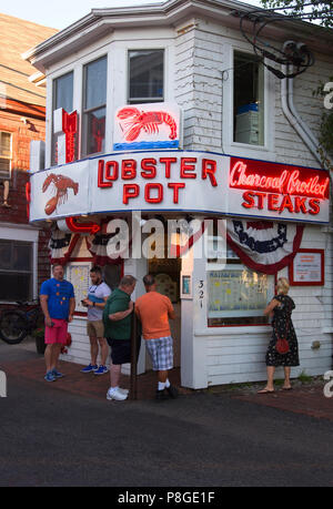 Patroni fuori il Lobster Pot ristorante nel centro cittadino a Provincetown, Massachusetts il Cape Cod Foto Stock