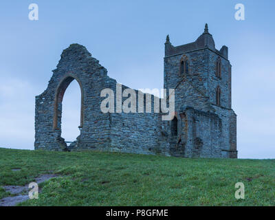 Le rovine della chiesa di San Michele in Burrow Mump, Burrowbridge, Somerset, Inghilterra, Regno Unito Foto Stock