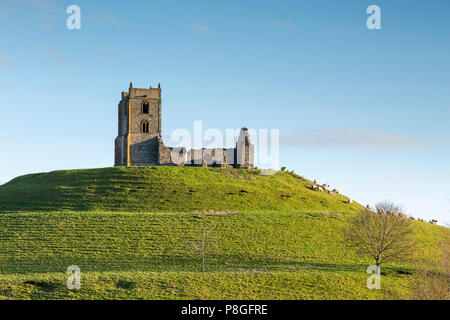 Sunrise presso le rovine di una chiesa di San Michele in Burrow Mump, Burrowbridge, Somerset, Inghilterra, Regno Unito Foto Stock