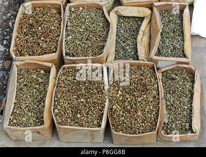 Scatole di viti per legno in hardware shop Foto Stock