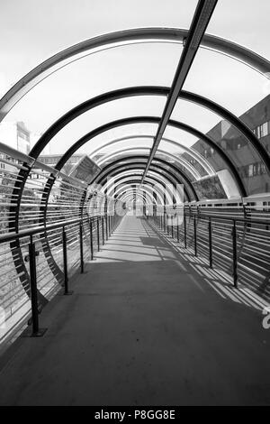 Moderno collegamento pedonale bridge Foto Stock