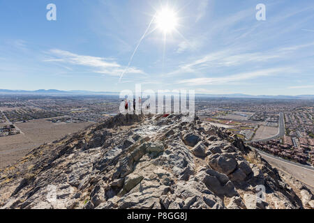 Las Vegas, Nevada, Stati Uniti d'America - 27 Gennaio 2018: gruppo di escursionisti godetevi cityscape vedute del deserto dalla sommità del Lone Mountain. Foto Stock