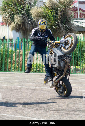 Great Yarmouth Uk, 2018-luglio-08, ciclo motore stunt team due fratelli facendo il loro spettacolo durante il festival delle ruote durante il fine settimana. Ciclista sulla bici del motore Foto Stock