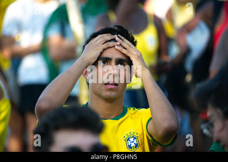 World Cup - Luglio 6, 2018: Brasiliano tifoso di calcio reagisce come si guarda una ripresa televisiva della sua squadra il match contro il Belgio nel centro di Rio de Janeiro Foto Stock
