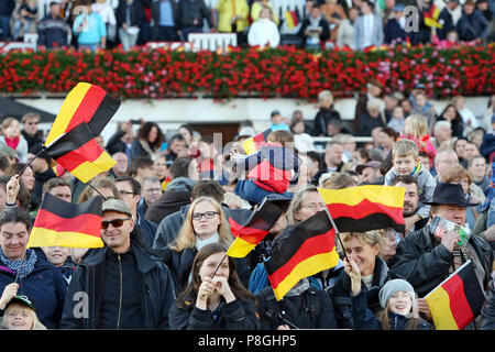 Hoppegarten, Germania, persone wave bandiere nazionali il giorno dell'unificazione tedesca Foto Stock