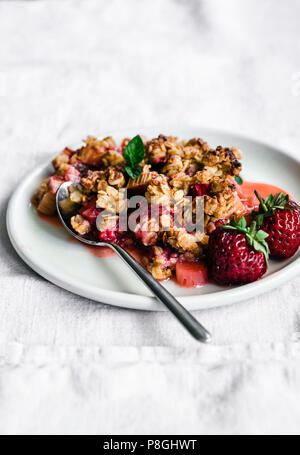 Farina di ceci, fragole e rabarbaro croccante. Foto Stock