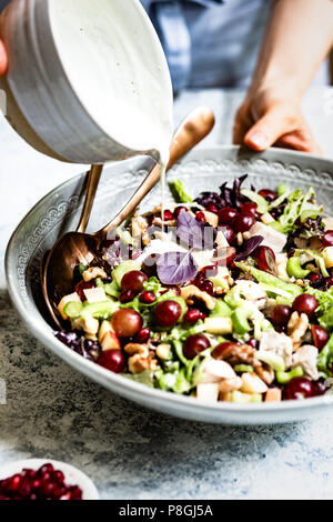 Waldorf Insalata di pollo essendo preparato Foto Stock