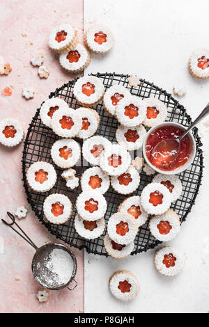 Pompelmi ripieni di marmellata linzer cookies spolverato con zucchero a velo. Foto Stock