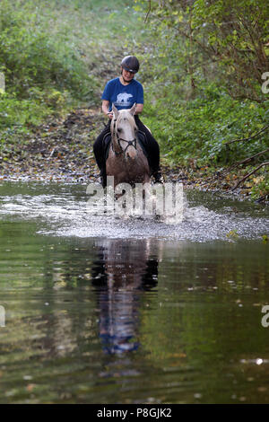 Zernikov, donna a cavallo sul suo cavallo Foto Stock