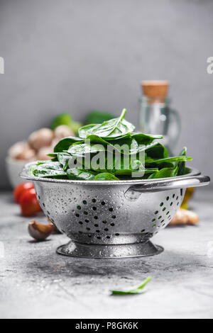 Gli spinaci. Fresche biologiche di foglie di spinaci in metallo scolapasta ingredienti sani e. La dieta, dieta concetto. Cibo vegan, mangiare sano. Foto Stock