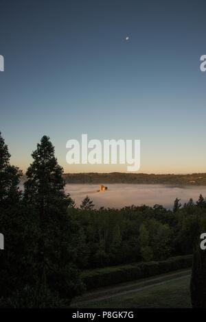 Chateau de Najac, Najac, Aveyron, Francia nei primi giorni di nebbia di mattina. Foto Stock