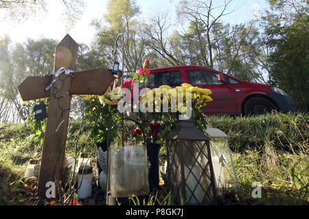 Goerlsdorf, Germania, memorial croce e fiori per una vittima del traffico su strada Foto Stock