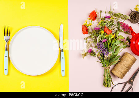 Piatto di laici selvaggio fiore bouquet e piastra bianca su color pastello sullo sfondo Foto Stock