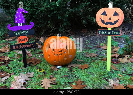 Berlino, Germania, Decorazione Halloween in un cortile anteriore Foto Stock