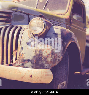 Un vecchio vintage American pickup truck a junkyard nel sud dello Utah. Foto Stock