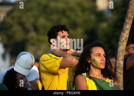 World Cup - Luglio 6, 2018: tifosi brasiliani reagiscono come guardare una partita di calcio tra Brasile e Belgio a schermo grande evento in Rio de Janeiro Foto Stock