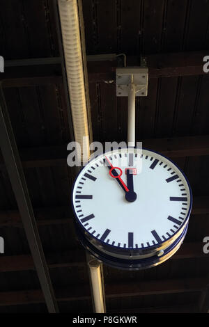 Berlino, Germania, orologio mostra cinque minuti prima di Zwoelf Foto Stock