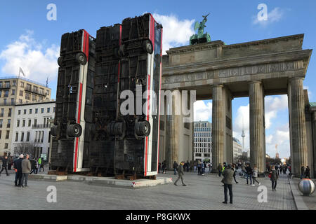 Berlino, Germania, anti-guerra monumento di scultura dall'artista German-Syrian Manaf Halbouni davanti alla Porta di Brandeburgo Foto Stock