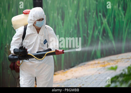 Hong Kong, Cina, uomo spray insetticidi Foto Stock