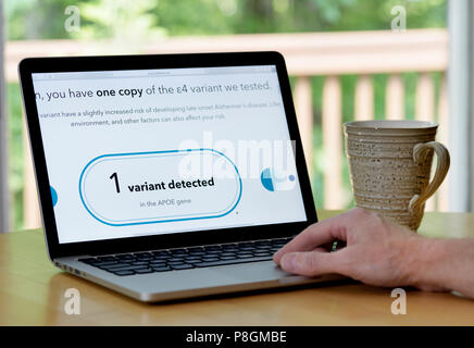 Risultati di un home test del DNA (23andMe) mostra la persona ha una copia della mutazione APOE correlato con il rischio aumentato per late-onset morbo di Alzheimer Foto Stock