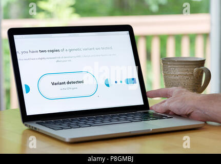Risultati di un home test del DNA (23andMe) rivelando la persona ha due copie del gene CFH che è associato con la degenerazione maculare senile Foto Stock
