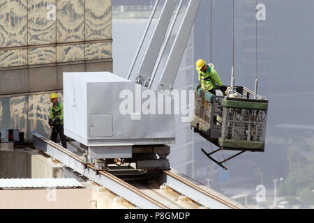 Hong Kong, Cina, facciata cleaner al lavoro Foto Stock