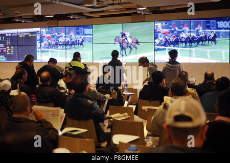 Hong Kong, Cina, persone in una sala scommesse dell ippodromo Sha Tin Foto Stock