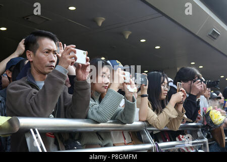 Hong Kong, Cina, asiatici fotografia con il loro smartphone Foto Stock