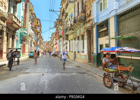 Tipica scena di strada e la popolazione locale nel centro del distretto di Havana, Cuba Foto Stock