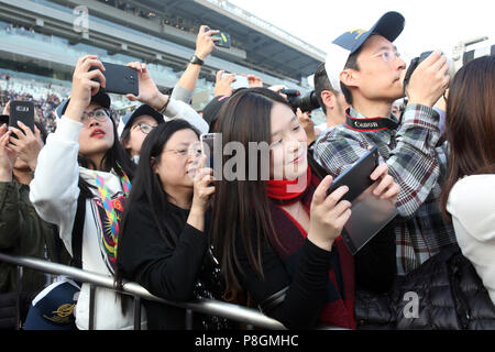 Hong Kong, Cina, asiatici fotografia con il loro smartphone Foto Stock