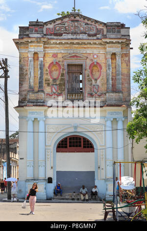 Teatro Cespedes, parte rinnovate in stile art deco esterno teatro in Regla, Havana, Cuba Foto Stock