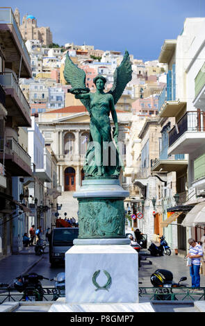 Vittoria statua in onore della Resistenza Nazionale nel porto di Ermoupoli, sul Greco Cyclade isola di Syros. Foto Stock