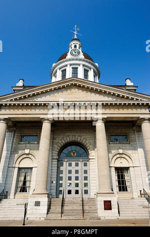 Bassa angolazione della facciata del municipio di Kingston, Ontario, Canada. Foto Stock