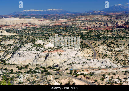 Scenic Byway 12 passando attraverso la spettacolare paesaggio desertico, visto dalla testa delle rocce si affacciano vicino a Escalante, Utah, Stati Uniti d'America. Foto Stock