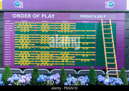 L'ordine di gioco del giorno information board con gli elenchi dei programmi per i giocatori e la corrispondenza con i campionati di Wimbledon, Regno Unito Foto Stock