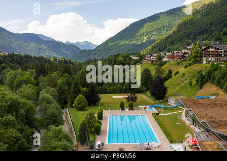 Vista aerea del bellissimo complesso piscina a Morzine in un incantevole giorno estivo alta Savoia Portes du Soleil Alpi francesi Francia Foto Stock