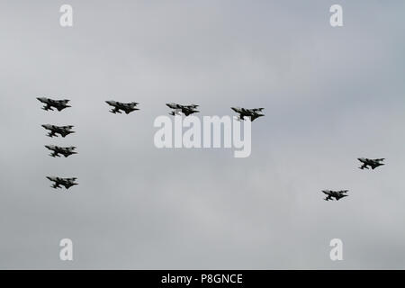 Formazione di Tornado GR4's dall'ala Marham prendendo parte nella RAF 100 anni di anniversario flypast, quasi certamente la loro finale flypast pubblica. Foto Stock